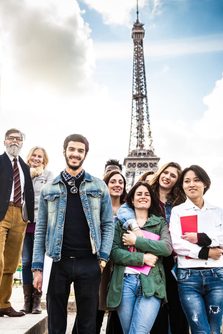 CF Students tour eiffel